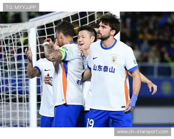 山东泰山祖马站住中路,头球解围干净利落 山东泰山祖马站住中路,头球解围干净利落